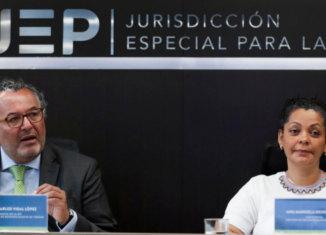 AME2351. BOGOTÁ (COLOMBIA), 28102024.- El presidente de la Jurisdicción Especial para la Paz (JEP), magistrado Roberto Vidal y la magistrada para casos de reconocimiento de verdad de la JEP, Ana Manuela Ochoa hablan durante una rueda de prensa este lunes, en Bogotá (Colombia). La JEP imputará a 12 militares del Batallón La Popa, los delitos persecución contra pueblos indígenas y tortura, adicionales a los de crímenes de guerra y de lesa humanidad, informó este lunes el alto tribunal. EFE Carlos Ortega