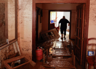 -FOTODELDIA- PAIPORTA (VALENCIA), 31/10/2024.- Vista de los daños causados en el interior de una casa por las inundaciones en la localidad de Paiporta, Valencia, este jueves. La Comunitat Valenciana intenta recuperarse de la peor dana del siglo en España, que ha dejado casi un centenar de muertos en esa región, además de un inmenso escenario de daños en carreteras, calles e infraestructuras de numerosas localidades. EFE/ Biel Aliño